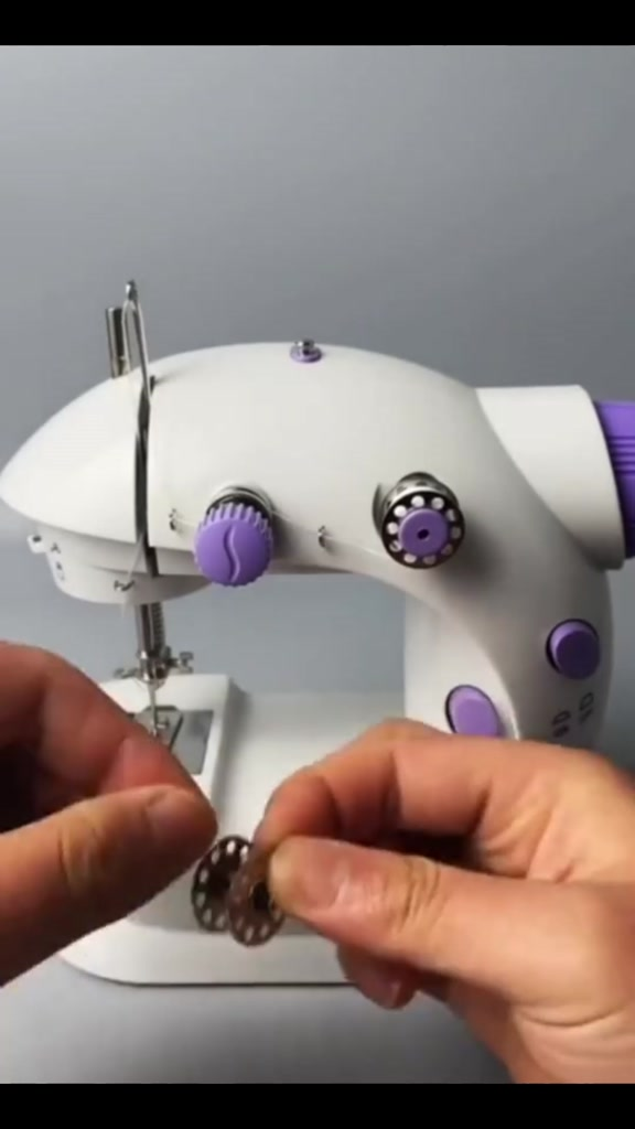 Mini Maquina De Costura Elétrica Bivolt + Pedal Portátil