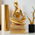 Escultura Decorativa Pensador em Resina Dourada para Mesa e Escritório